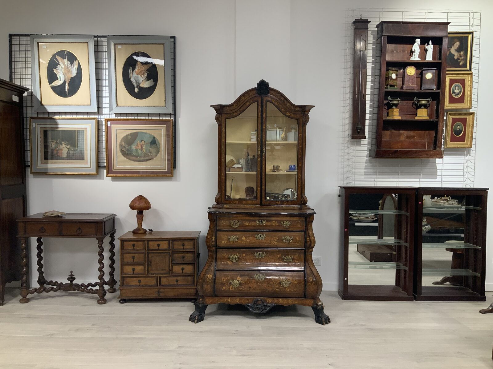 Commode et vitrine